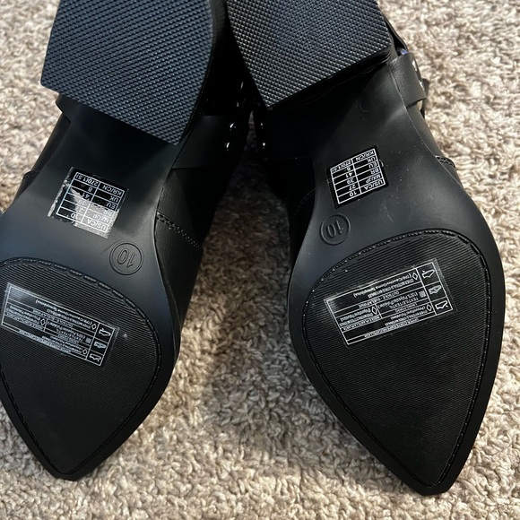 Forever 21 faux leather booties featuring an ankle length, pointed toe boot - Picture 3 of 7